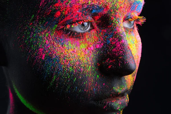 Menina com um corpo-arte preto e uma maquiagem colorida — Fotografia de Stock