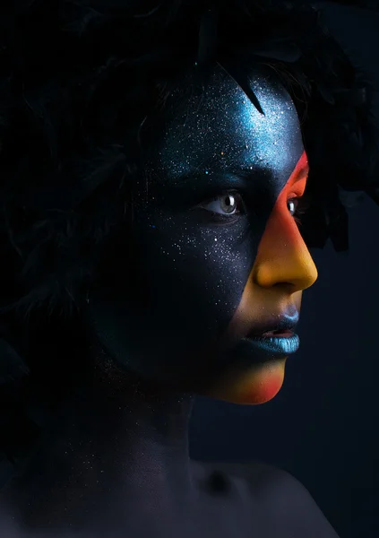 Chica con un cuerpo de arte negro y un maquillaje colorido — Foto de Stock
