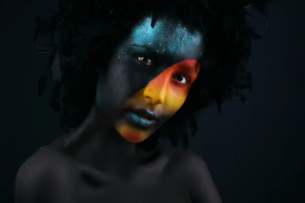 Chica con un cuerpo de arte negro y un maquillaje colorido — Foto de Stock