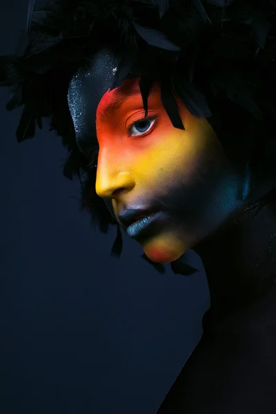 Menina com um corpo-arte preto e uma maquiagem colorida — Fotografia de Stock