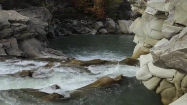 Dağ nehri manzarası, taşlar, kayalar. Dağ nehri akıyor