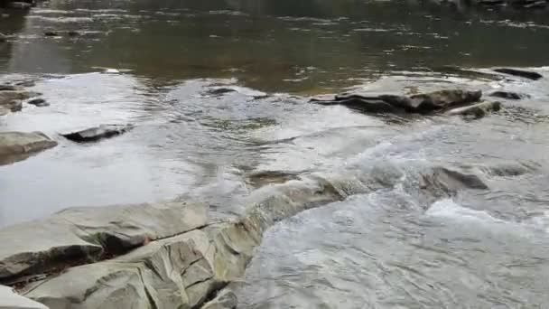Vista Del Río Montaña Piedras Rocas Caudal Del Río — Vídeos de Stock
