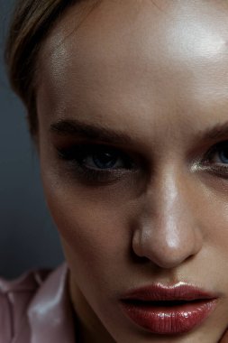 Makyajlı ve doğal ciltli bir kızın yakın plan güzel portresi.