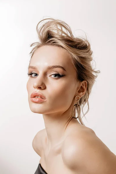Retrato Beleza Uma Menina Com Cabelo Branco Maquiagem Penteado Fundo — Fotografia de Stock