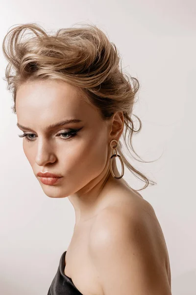 Retrato Belleza Una Chica Con Pelo Blanco Maquillaje Peinado Sobre —  Fotos de Stock