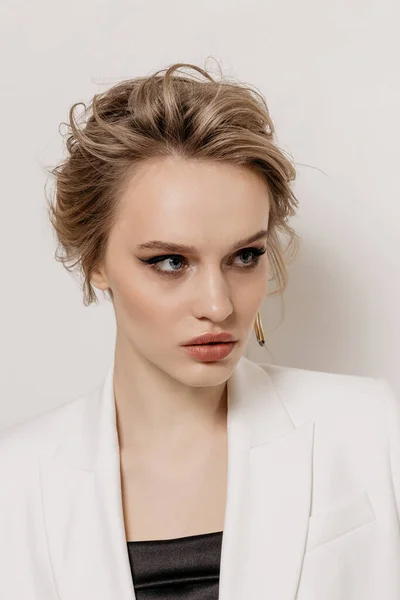 Retrato Beleza Uma Menina Com Cabelo Branco Maquiagem Penteado Fundo — Fotografia de Stock