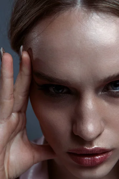 Retrato Belleza Cerca Una Chica Con Maquillaje Piel Natural —  Fotos de Stock