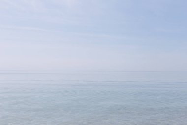 Yumuşak ufku olan berrak ve mavi bir deniz