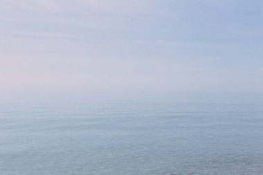 Yumuşak ufku olan berrak ve mavi bir deniz