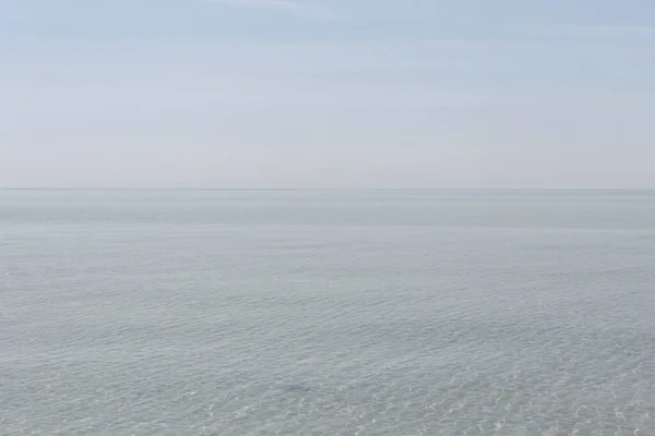 Yumuşak Ufku Olan Berrak Mavi Bir Deniz — Stok fotoğraf