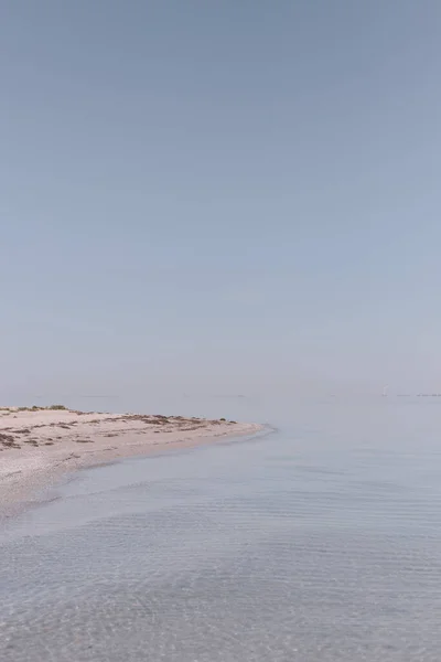 Yumuşak Ufku Olan Berrak Mavi Bir Deniz — Stok fotoğraf