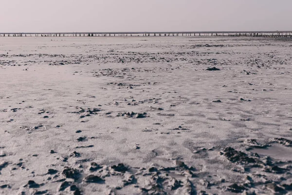 Tuzlu Pembe Bir Göl Üzerindeki Güzel Manzara — Stok fotoğraf