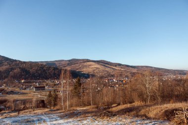 Dağda güneşli bir günde kış manzarası