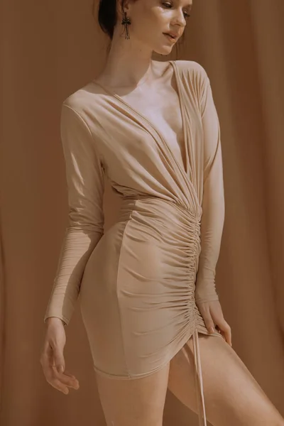Piękna Dziewczyna Dobrą Figurą Sukience Moda Bielika — Zdjęcie stockowe