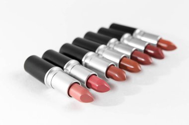 Beyaz arkaplanda kırmızı renk rujlarını aç