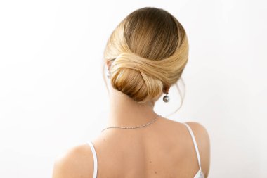 Saç stilisti, arka plandaki bir kız için çok güzel bir saç stili.