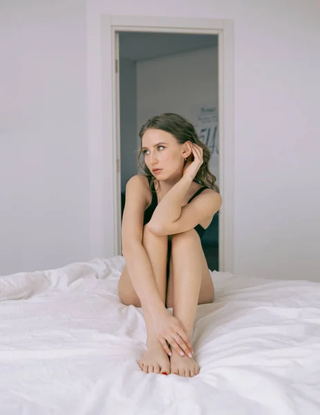 Sabah Yatak Odasında Güzel Zayıf Bir Kız — Stok fotoğraf