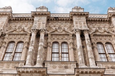 Antik mimari ve ayrıntılar, İstanbul sokaklarındaki şablonlar