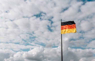 Gökyüzüne karşı Alman bayrağı