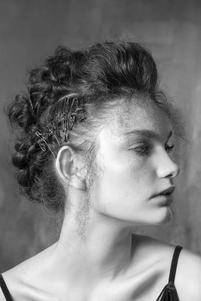 Δημιουργικό Πορτραίτο Ενός Κοριτσιού Καθαρό Δέρμα Και Μακιγιάζ Και Χτένισμα — Φωτογραφία Αρχείου