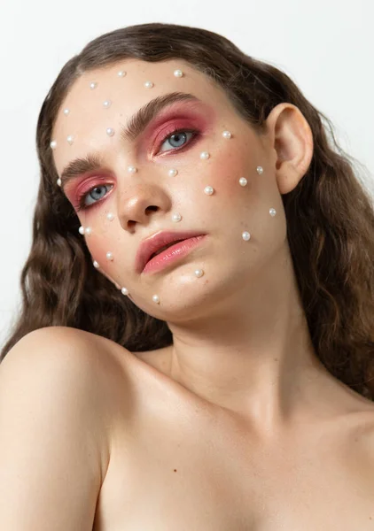 Portrait Créatif Une Fille Avec Une Peau Propre Maquillage Coiffure — Photo