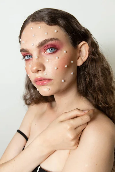 Retrato Criativo Uma Menina Com Pele Limpa Maquiagem Penteado — Fotografia de Stock