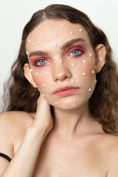 Portrait Créatif Une Fille Avec Une Peau Propre Maquillage Coiffure — Photo