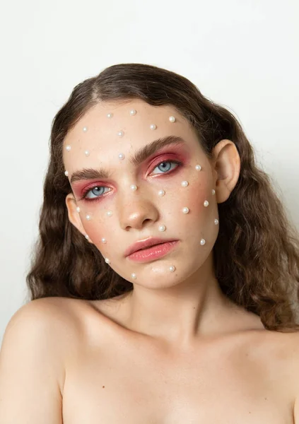 Retrato Criativo Uma Menina Com Pele Limpa Maquiagem Penteado — Fotografia de Stock