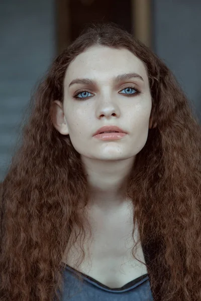 Menina Bonita Com Grandes Olhos Azuis Cabelo Encaracolado — Fotografia de Stock