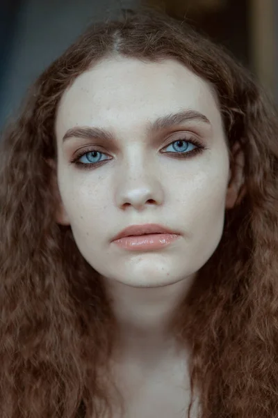 Красивая Девушка Большими Голубыми Глазами Вьющимися Волосами — стоковое фото