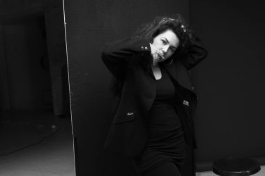 Ceketli güzel ve kıvırcık bir kızın duygusal portreleri.