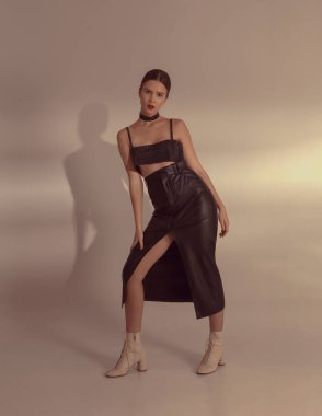 Stüdyoda şık bir kızın moda portresi.