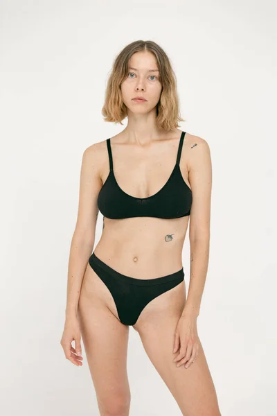 Belle Fille Sans Maquillage Avec Peau Naturelle Lingerie Sur Fond — Photo