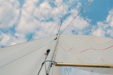 Açık havada ve sakin denizlerde yelken açmak 