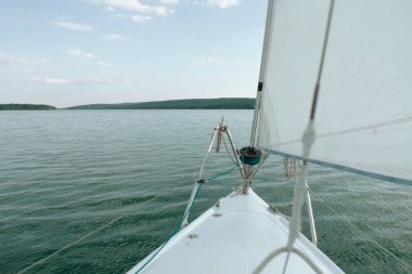 Açık havada ve sakin denizlerde yelken açmak 
