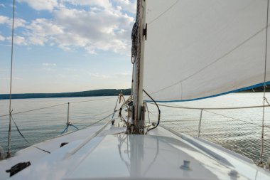 Açık havada ve sakin denizlerde yelken açmak 