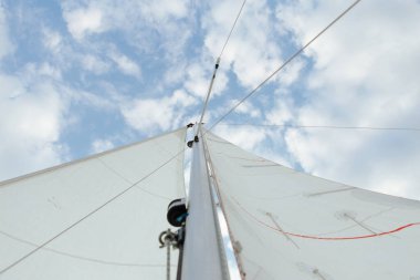 Açık havada ve sakin denizlerde yelken açmak 