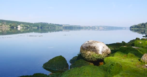 Cielo azul y riberas del río reflexiones sobre el agua — Vídeos de Stock