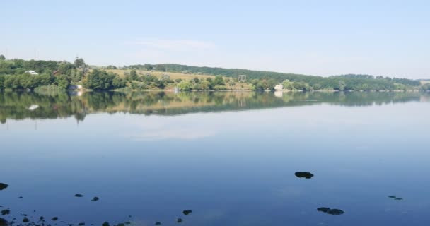 Céu azul e margens do rio reflexões sobre a água — Vídeo de Stock