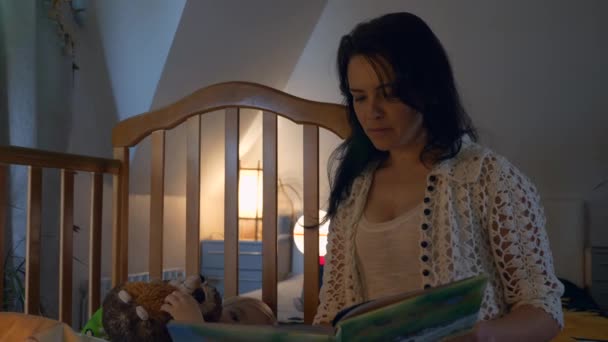 Mutter Liest Ihrem Kind Bett Geschichten Vor Vorbereitung Auf Die — Stockvideo