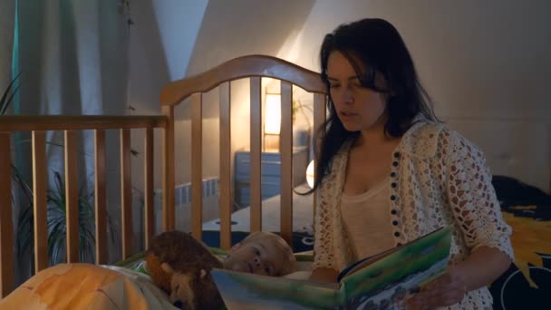 Mère Lit Livre Histoires Son Enfant Lit Prépare Pour Coucher — Video