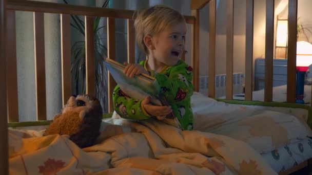 Enfant Appelle Maman Pour Lire Livre Histoire Avant Dormir Mère — Video