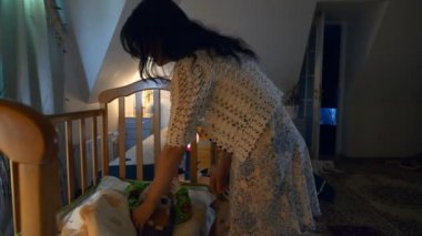 Anne, çocuğu yatmadan önce öpüyor. Battaniyeyi yatmaya hazırla. 2x Yavaş çekim 60 FPS