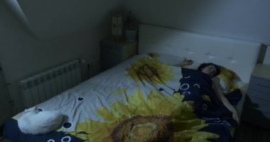 Beyaz Kedi Genç Kadın 'ın yanında, Yatakta Uyuyor. Gece Odası