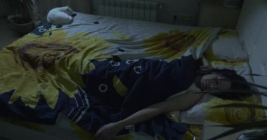 Beyaz Kedi Genç Kadın 'ın yanında, Yatakta Uyuyor. Gece Odası