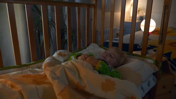 Mère Met Enfant Lit Embrasse Tête Avant Dormir Tuck Blanket — Video
