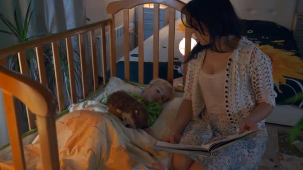 Mother Reads Stories Book Her Child Bed Inglés Preparándose Para — Vídeos de Stock