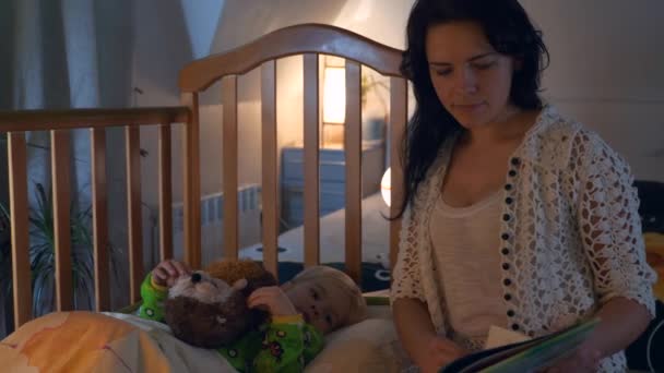 Mãe Histórias Livro Para Seu Filho Cama Preparar Para Dormir — Vídeo de Stock