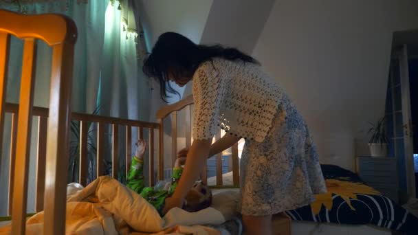 Madre Pone Niño Cama Besos Cabeza Antes Dormir Métete Manta — Vídeos de Stock