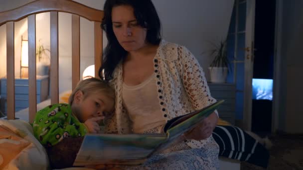Madre Legge Storie Libro Suo Figlio Sul Letto Sto Preparando — Video Stock